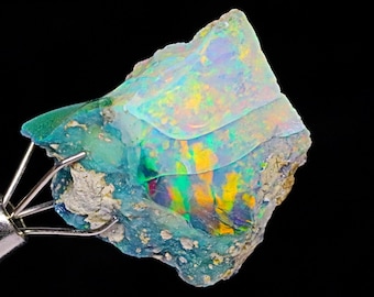 Äthiopischer Schwarzopal Rohstein: Multi-Feuer Edelstein (10.40 Cts, 20x19x9mm)