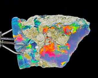 Äthiopischer Schwarzopal Rohedelstein: Multi Feuer Kristall (6,85 Cts)