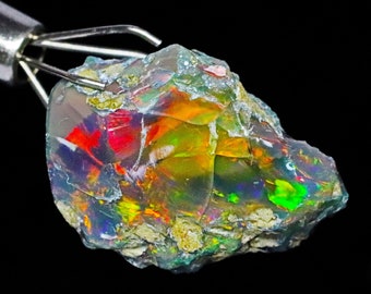 Äthiopischer Schwarzopal Rohstein: Multi Fire Edelstein (11,70 Cts)