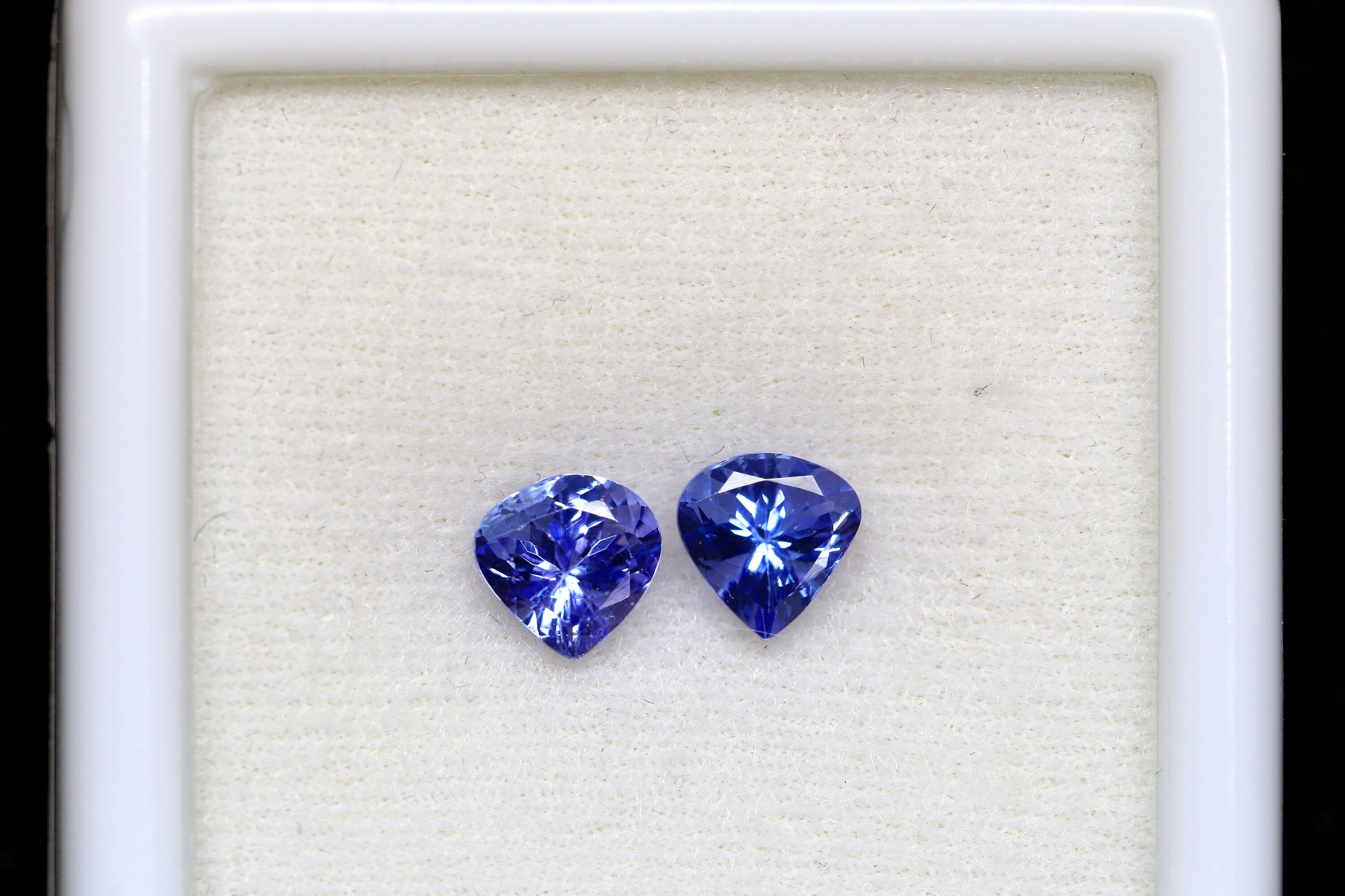 ファセットハートタンザナイトペア：天然宝石（6 x 6 mm、1.80カラット