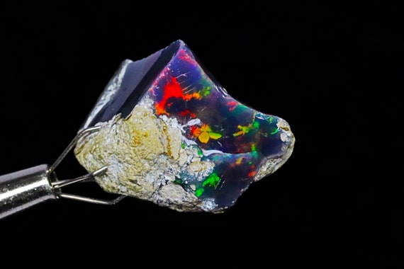 Opale de Feu Brute Multicolore d'Australie de 7,615 ct