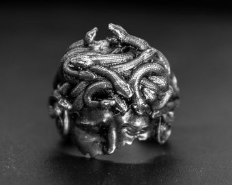 Anillo para hombre, anillo de mitología griega, anillo gótico de Medusa, anillo de motociclista de plata esterlina hecho a mano con la Medusa herida.