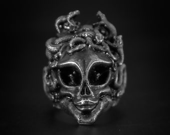 Anillo de calavera de gorgona, anillo gótico de Medusa, anillo de motorista de plata de ley hecho a mano con Medusa herida