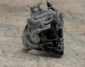Anillo de calavera de gorgona, anillo gótico de Medusa, anillo de motorista de plata de ley hecho a mano con Medusa herida