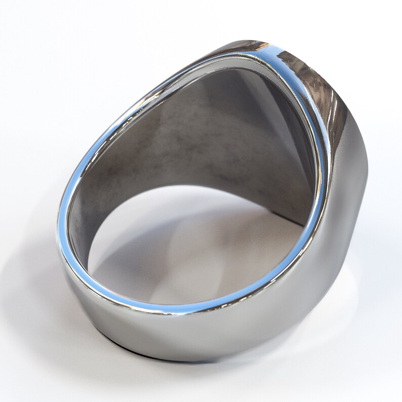 K&ouml;nnte beinhalten: Ein silberner Ring mit einer glatten, abgerundeten Oberfl&auml;che. Der Ring ist mit einem breiten Band und einer flachen Oberseite gestaltet.