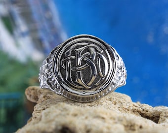 Initial Vicrotian Signet Ring made of Sterling Silver