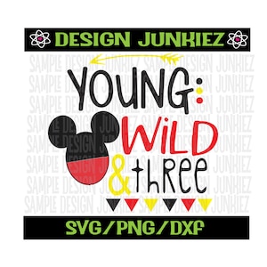 Puede incluir: Un diseño gráfico en blanco y negro con una cabeza de Mickey Mouse, acentos rojos y amarillos y el texto "Young, Wild & Three".