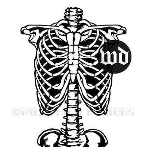 Może przedstawiać: Czarno-biała ilustracja ludzkiego szkieletu, przedstawiająca klatkę piersiową, kręgosłup i miednicę. Ten szczegółowy anatomiczny projekt jest odpowiedni na Halloween lub tematy medyczne. Obraz zawiera tekst "hd" i "Wildchild Designs".