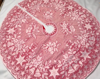 Saia de Natal vintage em renda com estrelas, sinos e estampa floral rosa e vermelha, 119 cm de diâmetro.