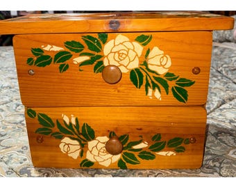 Caixa de joias vintage em madeira pintada à mão com porta-lenços, estampa floral de rosas e 2 gavetas.