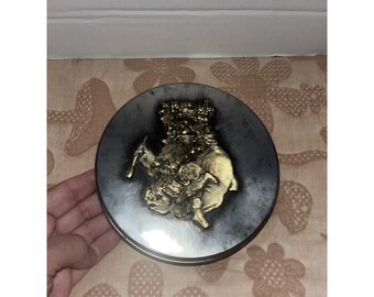 Lata de regalo vintage Metzke de peltre con figura de Papá Noel llevando regalos de Navidad. Tapa pesada de 15 cm.