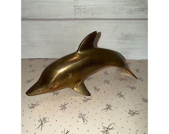 Estatueta vintage de golfinho em latão, 20 cm, estilo náutico moderno de meados do século XX, Coreia.