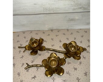 Castiçal vintage em latão com formato de galho de flor, 3 xícaras, centro de mesa floral em tom dourado.