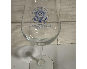 Taça de vinho vintage da Embaixada dos EUA em Berlim, Alemanha, com selo da águia, utensílio de bar diplomático.