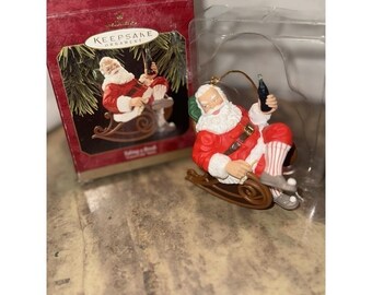 Enfeite de Natal da Coca-Cola da Hallmark Keepsake de 1997, Papai Noel fazendo uma pausa (novo)