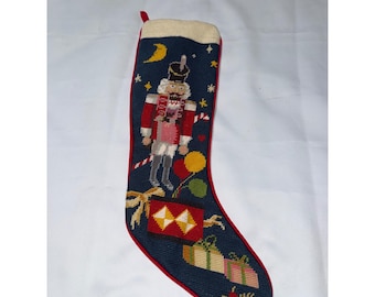 Meia de Natal vintage em ponto cruz com desenho de Quebra-Nozes, azul marinho e com verso em veludo vermelho.