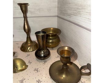 Conjunto de decoração vintage em latão com 7 peças: castiçais, jarro, vaso e recipiente gravado para decoração de casa.