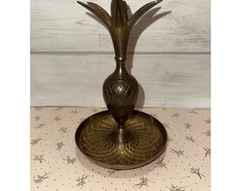 Castiçal vintage em latão em formato de abacaxi para velas cônicas, com base de bandeja coletora gravada, 16,5 cm (6,5 polegadas)