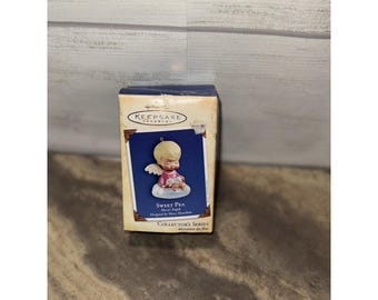 New 2004 Hallmark Mary's Angels Sweet Pea Holding Kitty Cat Series Ornament #17
