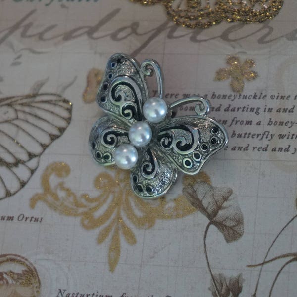 Silver Tone Three Pearl Butterfly Pendant, Vintage Pearl Butterfly Pendant, Pendant Jewelry, Butterfly Symbolism, Small Butterfly Pendant