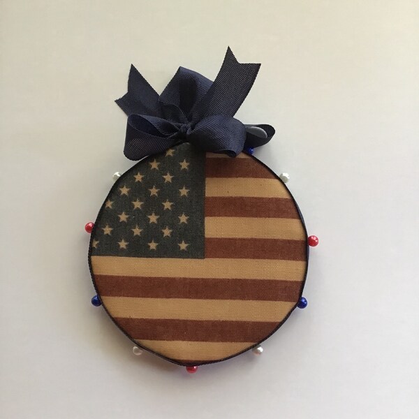 vintage style Americana pin disk. patriotic pin ball. sewing notions