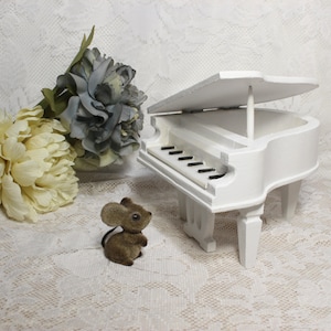Vintage White Baby Grand Piano Jewelry or Trinket Keepsake Box, Music Lover&#39;s Room decor