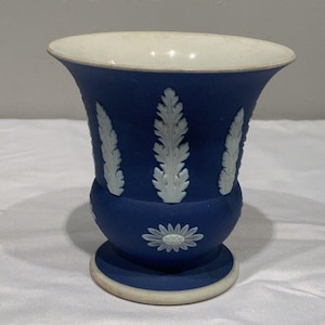 Antike Wedgwood Made in England Kobalt Jasperware Blue & White Posey Vase, neoklassisches Dekor, blaues Regaldekor