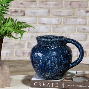 Brocca smaltata blu, brocca moderna francese, decorazione grandmillennial, brocca di ispirazione vintage, brocca in ceramica, brocca fatta a mano