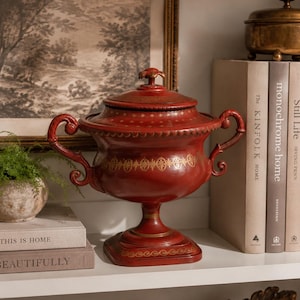Englischer Regency-Übertopf aus Tole-Ware (19. Jahrhundert), handbemalt in Rot und Gold, antiker Metallpflanzkübel, englischer Landhausstil
