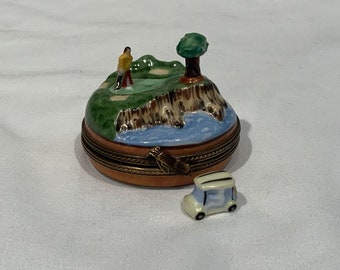 Limited Edition Peint Main Limoges Golfer On The Green Trinket Box made in France, gifts for golfers, adorable little trinket box