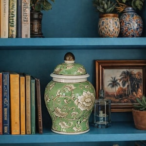 Grön blommig ingefärsburk med upphöjt lock, dekorativ keramik, kontorshylldekor, dekorationsurna, klassisk Chinoiserie-stil, grandmillennial