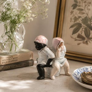 Antik biskivporslinsfigur, pojkeflicka, potta, viktoriansk stilfigur, fransk stugdekor, vintage samlardekor