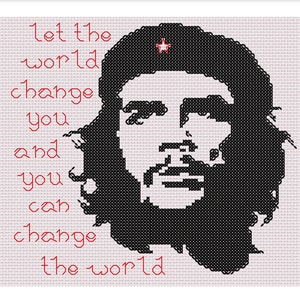 Op de afbeelding: Zwart-witte pixel art afbeelding van Che Guevara met een rode ster op zijn hoed. De tekst "Laat de wereld je veranderen en jij kunt de wereld veranderen" staat in het rood.