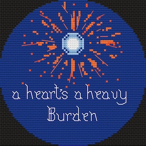 Op de afbeelding: Een blauw en oranje kruissteekontwerp met een witte cirkel in het midden en de tekst "a heart's a heavy burden" onderaan.
