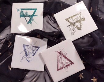 Lasergeätzte Elementfliesen - handgetöntes Set mit Luft-, Feuer-, Wasser- und Erdsymbolen mit saisonalen Blumen - Witchy oder Pagan Geschenk für Zuhause