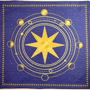 以下が含まれることがあります： 金色の星と金色の月の輪が描かれた青い布の正方形。星は8つの角を持ち、8つの異なる満ち欠けの月の輪で囲まれています。背景は、かすかな輝きのある濃い青色です。