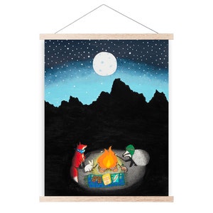 Puede incluir: Una pintura de un zorro, un conejo y un tejón sentados alrededor de una fogata bajo una luna llena. Los animales están sentados en una manta a cuadros con bocadillos y bebidas. El fondo es un cielo azul oscuro con estrellas blancas y una silueta de montañas.