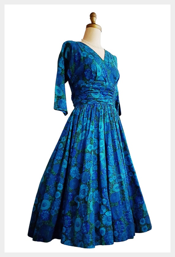 1950s blue floral cotton full skirt dress size me… - image 4