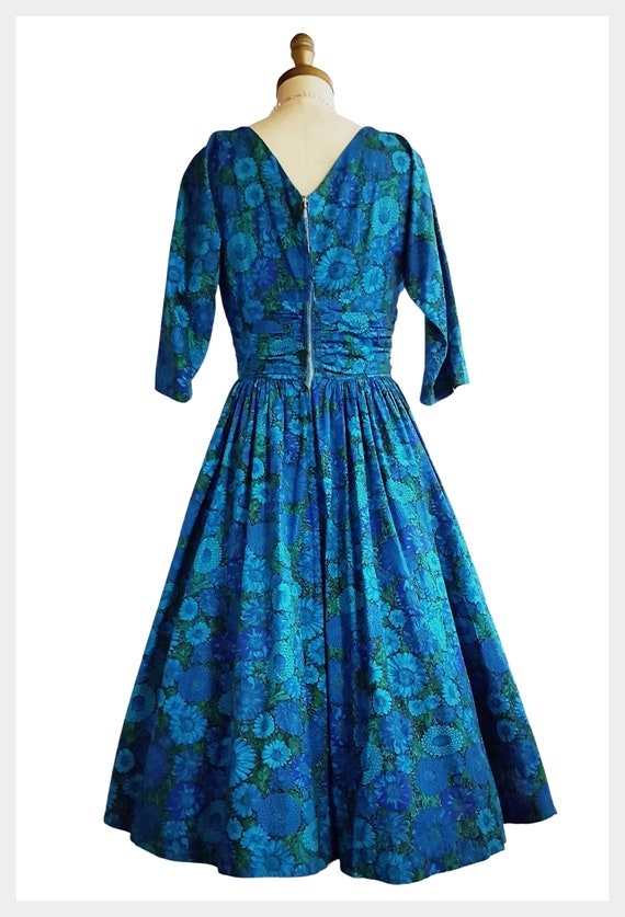 1950s blue floral cotton full skirt dress size me… - image 3