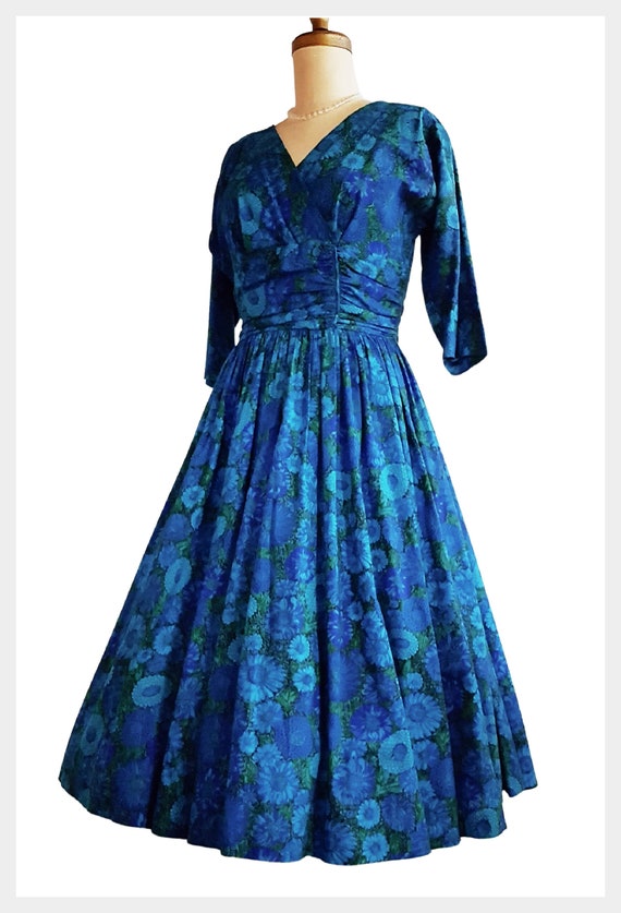 1950s blue floral cotton full skirt dress size me… - image 5