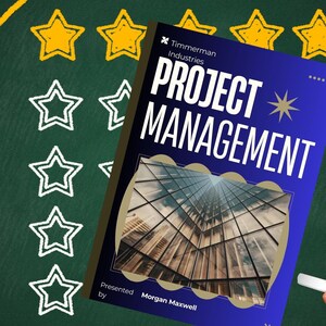 Könnte beinhalten: Ein Buch mit dem Titel "Project Management" mit blauem Einband und einem Wolkenkratzerbild. Das Buch wird von Morgan Maxwell präsentiert und von Timmerman Industries herausgegeben. Eine Hand hält Kreide neben einer Checkliste und Sternenbewertungen auf einer grünen Tafel.