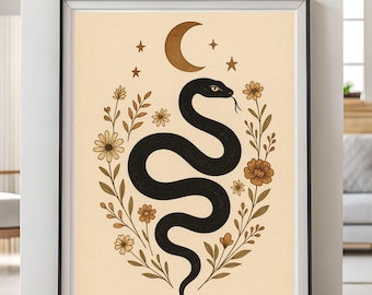Op de afbeelding: Ingelijste kunstprint met een gestileerd zwart slangenontwerp, omringd door bloemen, sterren en een maan. Het kunstwerk heeft een beige achtergrond en is zwart omlijst. Bohemien stijl.