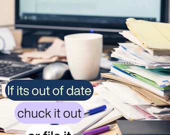 Może przedstawiać: Zabałaganione biurko z monitorem komputera, białym kubkiem i stosami papierów. Tekst na obrazku brzmi: "If its out of date, chuck it out, or file it."
