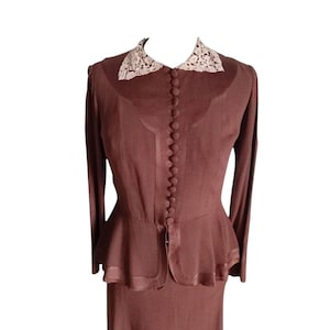 Vintage damespak uit de jaren 30 van bruine crêpe, tweedelig, maat XS/S, blouse met kanten kraag, HS 6204291800 afbeelding 8