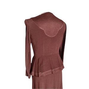 Vintage damespak uit de jaren 30 van bruine crêpe, tweedelig, maat XS/S, blouse met kanten kraag, HS 6204291800 afbeelding 10