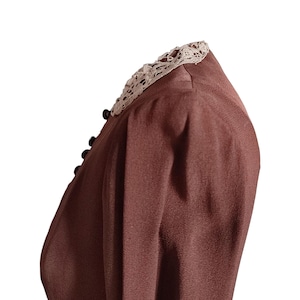 Vintage damespak uit de jaren 30 van bruine crêpe, tweedelig, maat XS/S, blouse met kanten kraag, HS 6204291800 afbeelding 3