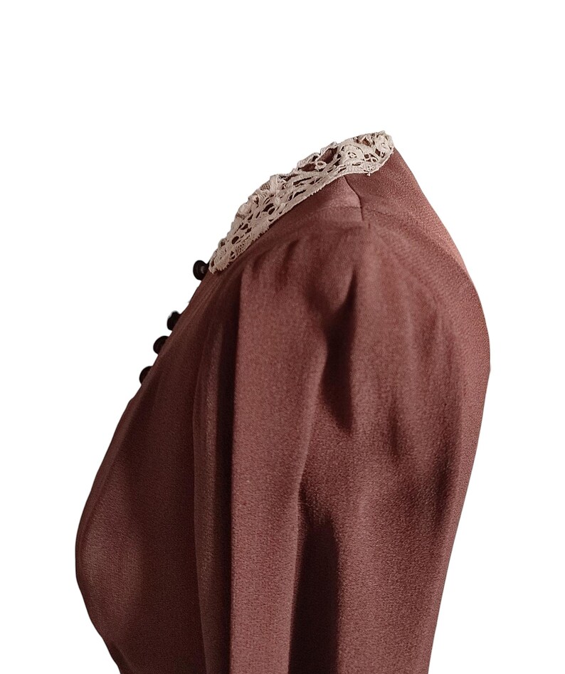 Vintage damespak uit de jaren 30 van bruine crêpe, tweedelig, maat XS/S, blouse met kanten kraag, HS 6204291800 afbeelding 3