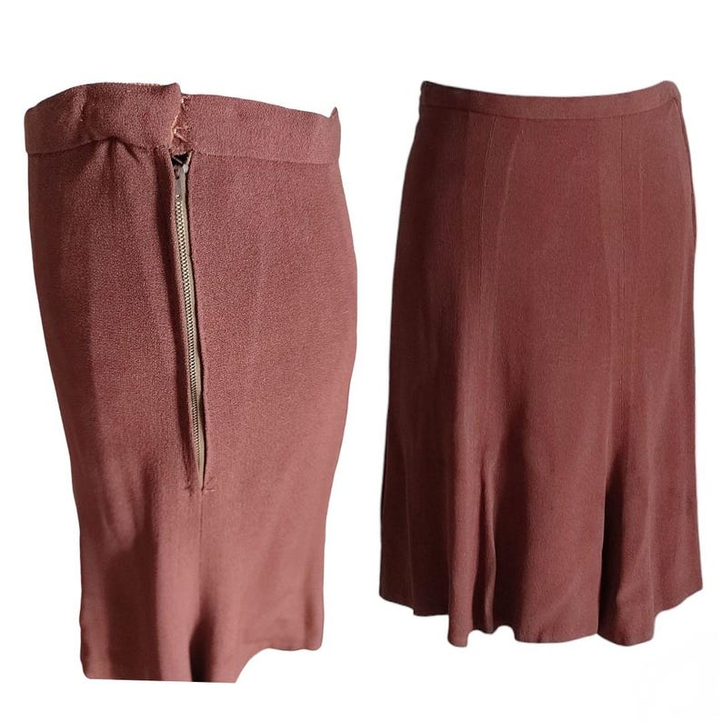 Op de afbeelding: Een effen oudroze rok met een textuurstof, een hoge tailleband en een ritssluiting aan de zijkant. De rok heeft een uitlopend silhouet dat vanaf de heupen tot aan de zoom loopt, wat zorgt voor een consistente kleur en materiaal in het kledingstuk.