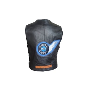 Könnte beinhalten: Schwarze Leder-Motorradweste mit einem blauen und weißen Patch, auf dem "Melbray MCC Bikers" steht.