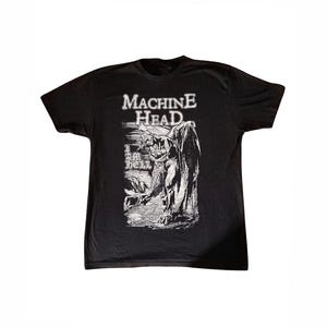 Puede incluir: Camiseta negra con el nombre de la banda "MACHINE HEAD" en letras góticas blancas. Debajo, una ilustración en blanco y negro de una figura alada, con el texto "I AM HELL".